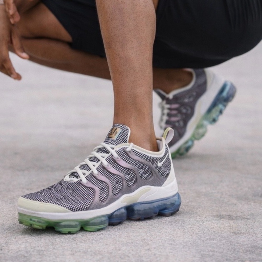 Nike Air VaporMax Plus Men’s 11 - Grey Purple Iridescent Bubble Running Shoe - Picture 7 of 12